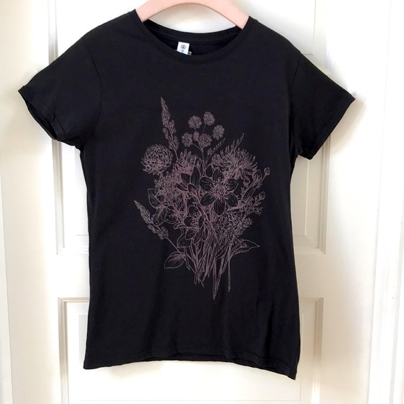 Fifth Sun Tops - NWOT Black graphic tee Sz Medium cotton dark garden floral bouquet graphic Tee.